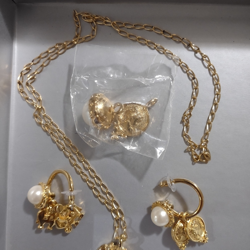 Necklace, earrings and pendants